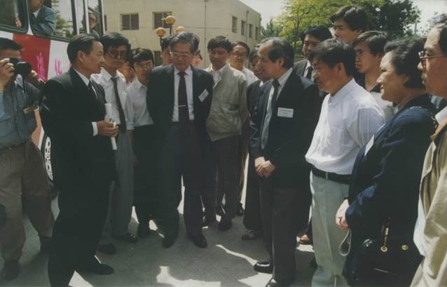 李政道等访问LNG